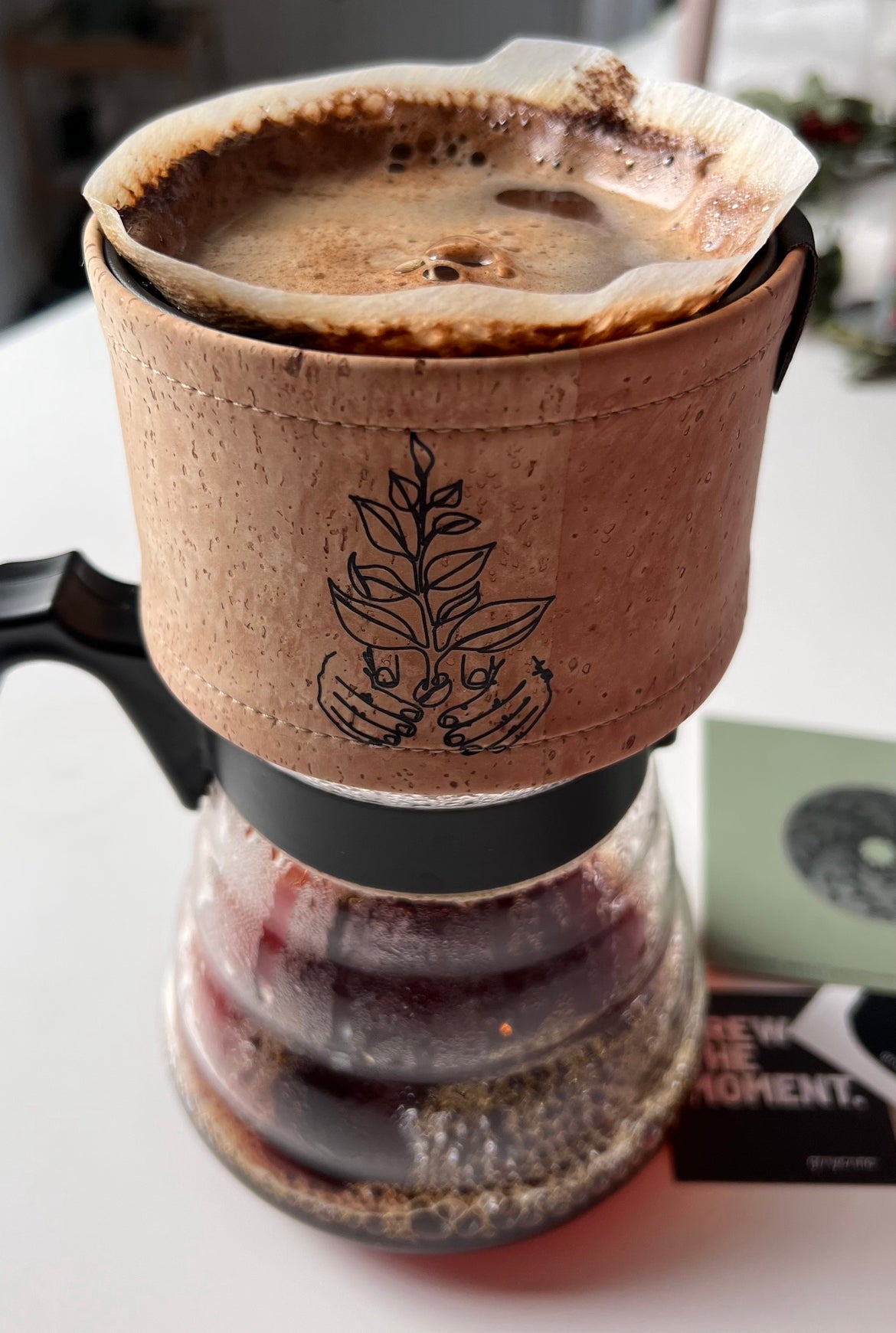 Manuelle Zubereitung von Kaffee mit dem Graycano Coffee Dripper und dem handmade Sleeve