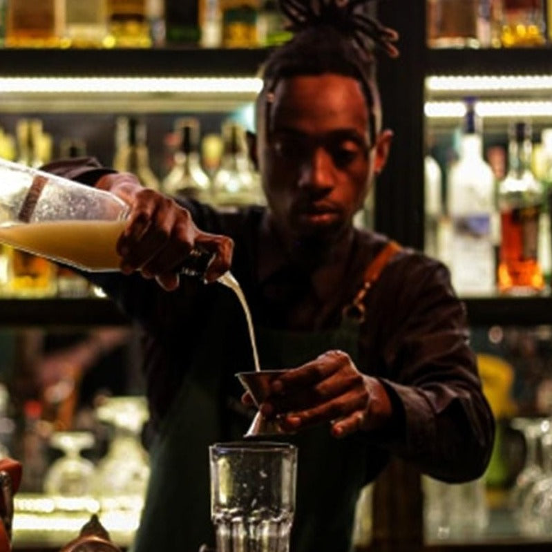 Tony mixt einen Cocktail mit Kaffee