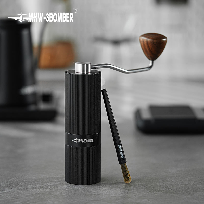 MHW-3BOMBER ABS Brush Pinselbürste neben Handkaffeemühle