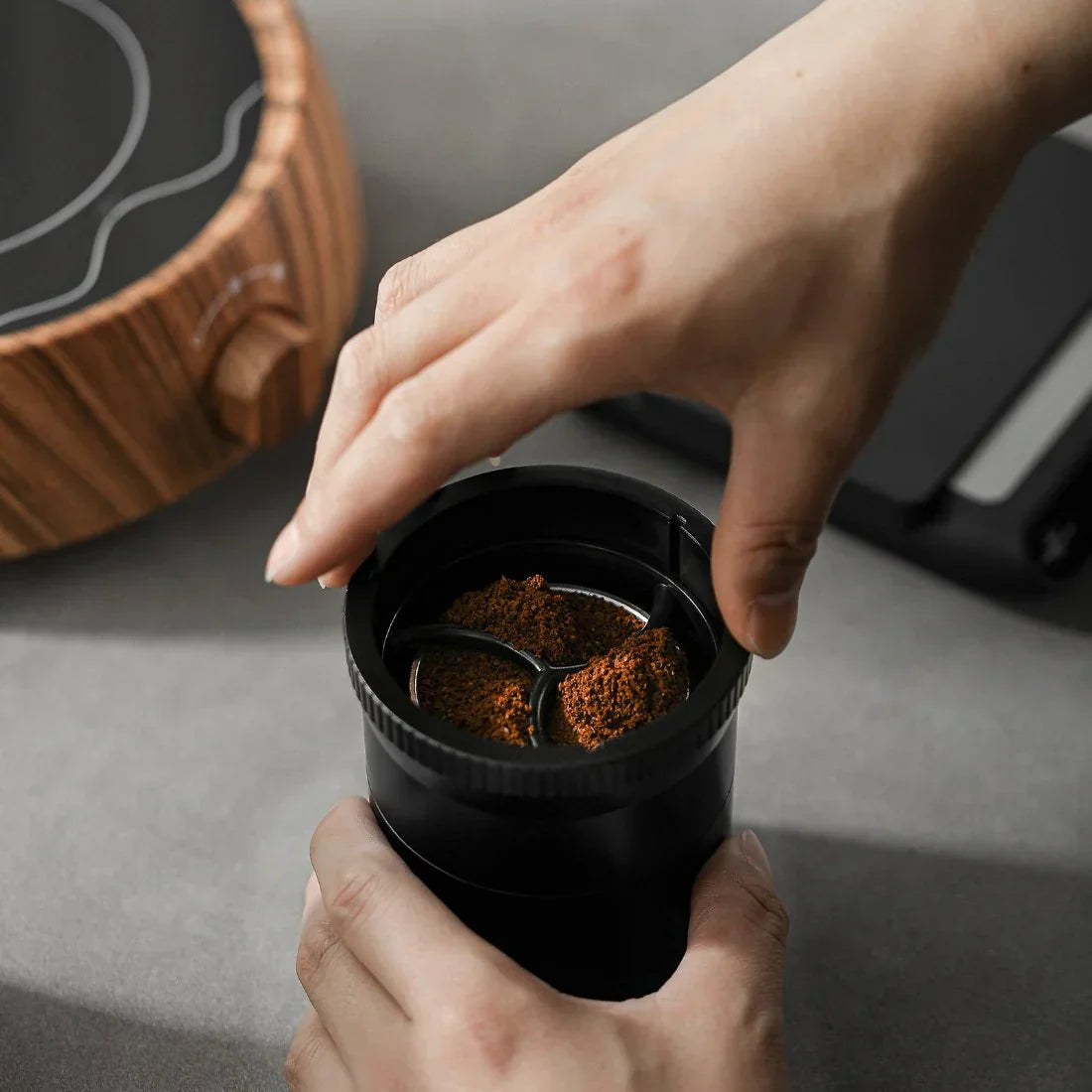 MHW-3BOMBER Cyclone Moka Pot Coffee Distributor schwarz